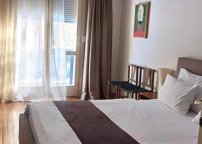 One Bedroom Theatre Apartment *